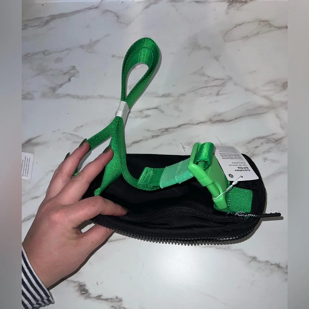 RARE scream green vapor Lululemon belt bag brand new - Picture 5 of 9